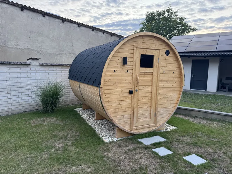 Dřevěná sudová sauna v zahradě